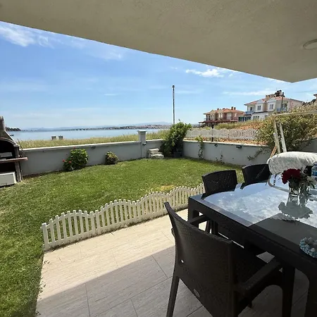 Entire 3-story Seaside Villa, Sea View With Garden בית נופש