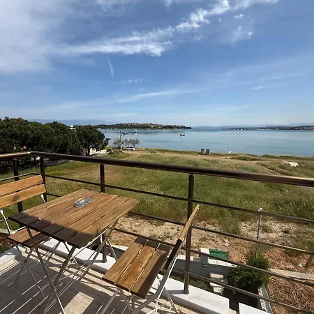 Entire 3-story Seaside Villa, Sea View With Garden בית נופש