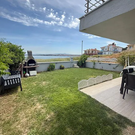 בית נופש Entire 3-story Seaside Villa, Sea View With Garden *
