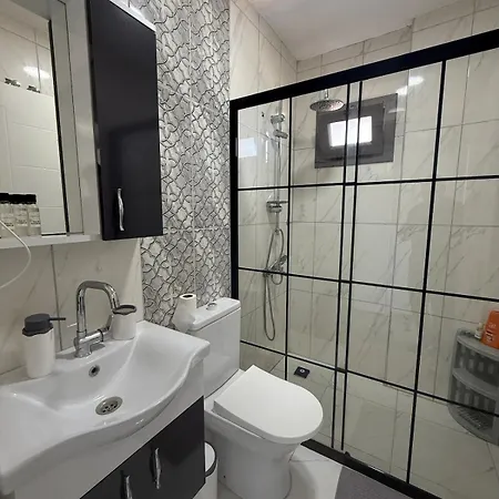 Entire 3-story Seaside Villa, Sea View With Garden בית נופש