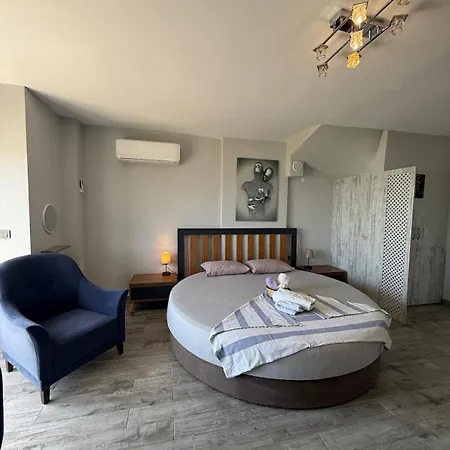 בית נופש Entire 3-story Seaside Villa, Sea View With Garden